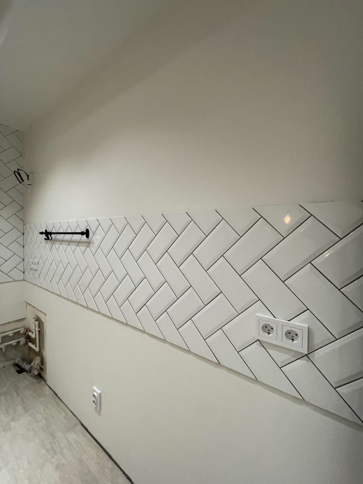 Фартук кухни — белый кабанчик