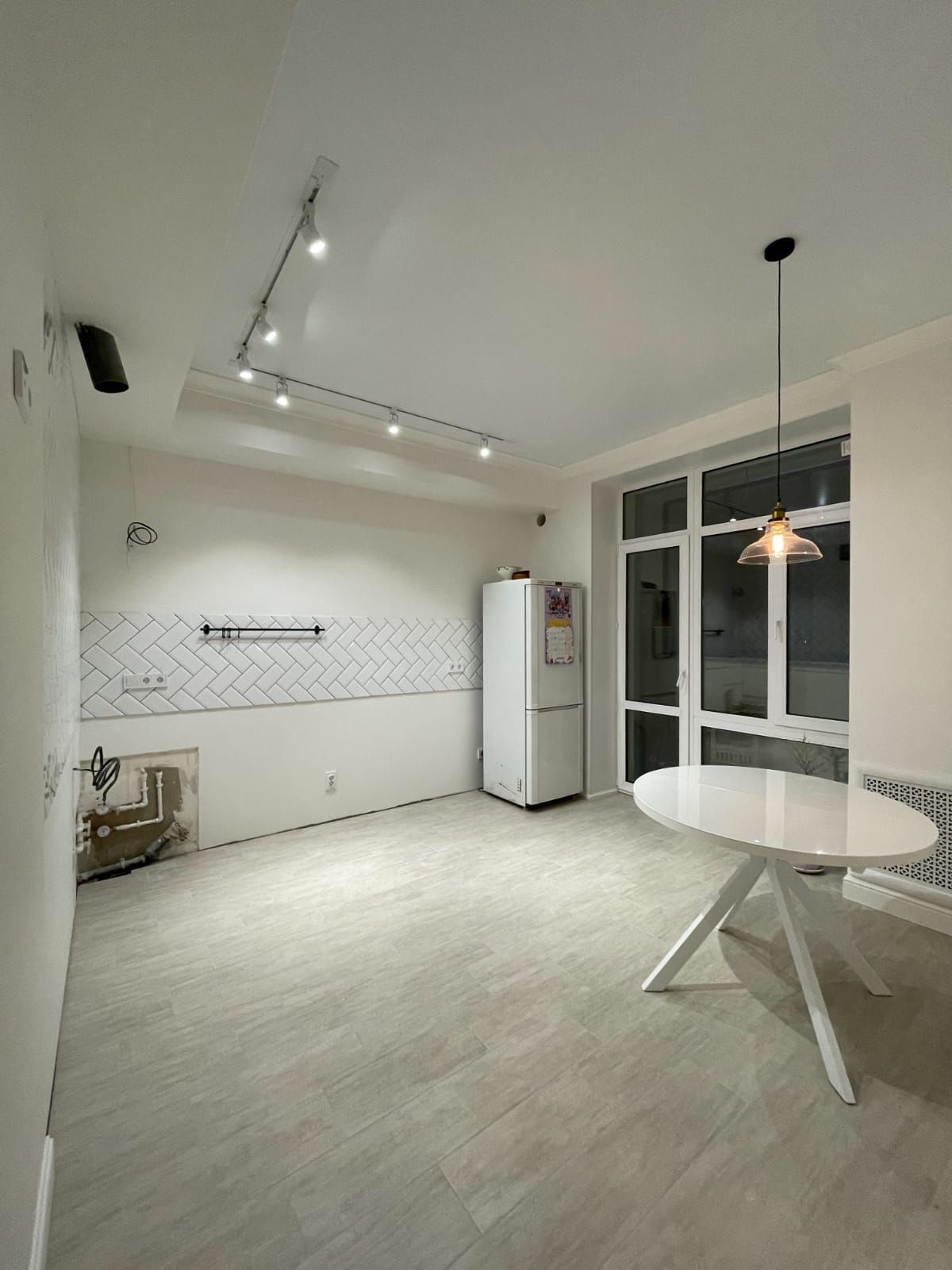 Фартук кухни — белый кабанчик