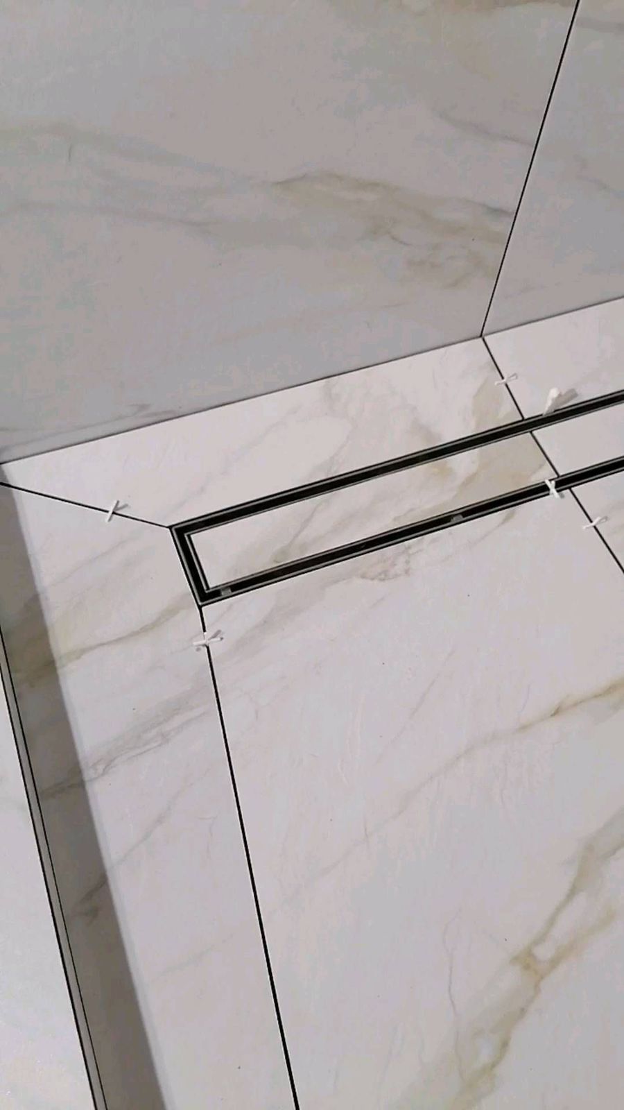 Душ — линейный трап, стекло